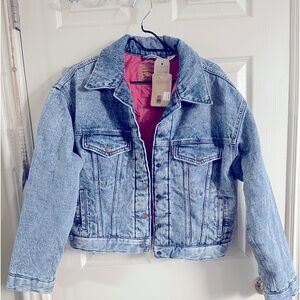Really cute thick jean jacket, it says M but it can fit a large size 12 women